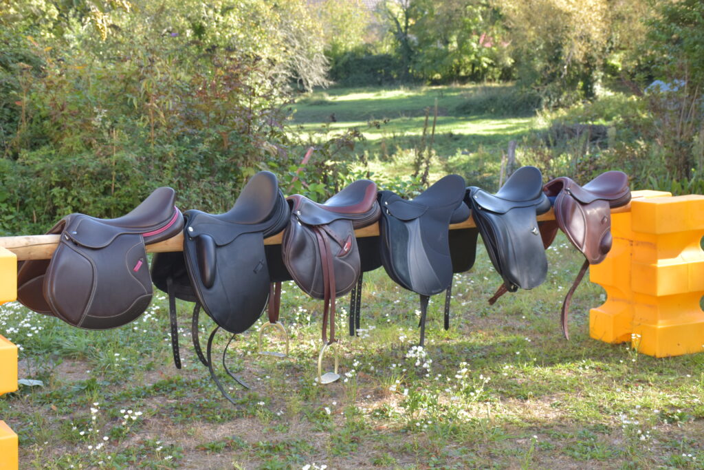 selles d'obstacle et de dressage